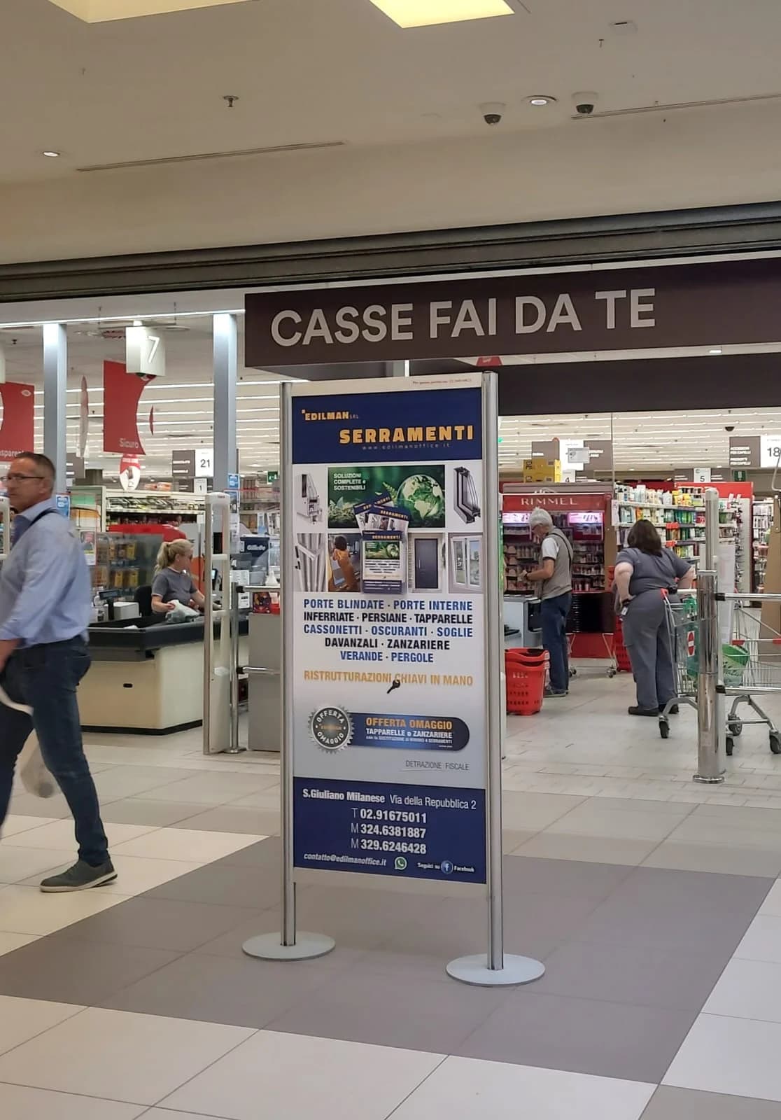 Totem pubblicitario su misura per aziende, installato in centro commerciale ad alto afflusso: Area Promozionale Retail, Opera 2023 | Mediavisual