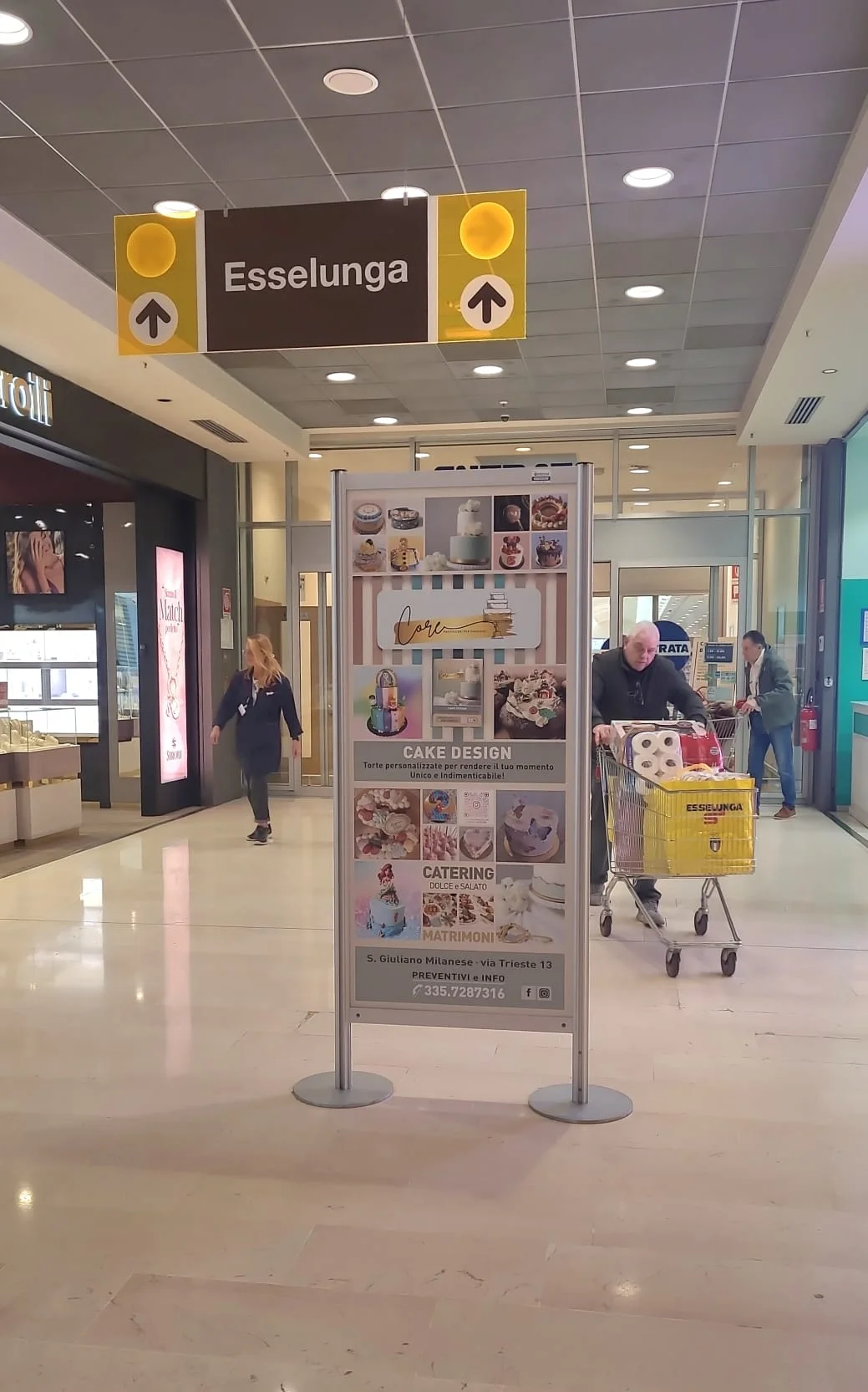 Totem pubblicitario su misura per aziende, installato in centro commerciale ad alto afflusso: Totem Corporate Event, San Giuliano 2023 | Mediavisual